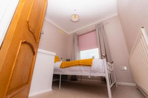 The Grove, 4BR sleeps 7, central, Parking & Wi-Fi