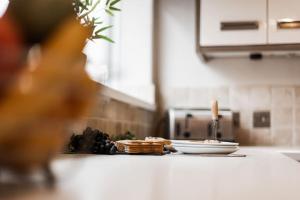 The Grove, 4BR sleeps 7, central, Parking & Wi-Fi