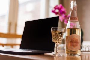 The Grove, 4BR sleeps 7, central, Parking & Wi-Fi