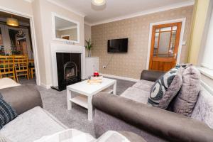 The Grove, 4BR sleeps 7, central, Parking & Wi-Fi