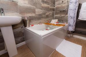 The Grove, 4BR sleeps 7, central, Parking & Wi-Fi