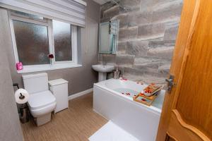 The Grove, 4BR sleeps 7, central, Parking & Wi-Fi