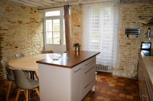 Maisons de vacances L'auberge du lavoir, maison en pierres avec jardin : photos des chambres