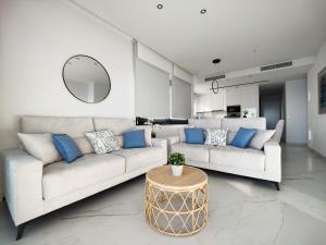 SUNSET CLIFFS sea & sky apartments