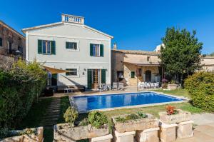 YourHouse Can Bombarda for groups up to 10 guests, perfect for cycling
