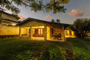 Natureza a 100m da Praia, 4 suítes, amplo jardim