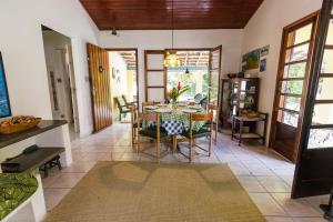 Natureza a 100m da Praia, 4 suítes, amplo jardim