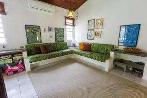 Natureza a 100m da Praia, 4 suítes, amplo jardim