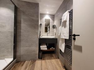 Hotels Hostellerie Du Chapeau Rouge : photos des chambres