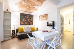 GuestHost - Oltrarno Bright Apartment con Patio Privato