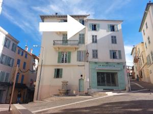 Place du Suquet - In the hart of old Cannes - 2 Min Walking distance from Palais de Festivals and Beaches