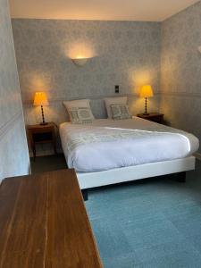 Hotels Hostellerie Du Chateau : Chambre Quadruple avec Baignoire
