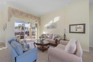 Traditional inland home with poolspasteps to shops