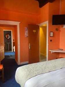 Hotels Hostellerie Du Chateau : Chambre Triple avec Baignoire