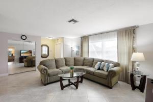 Centrally located pet-friendly home with spa and pool
