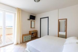 Double Room with Sea View room in Hotel Palos