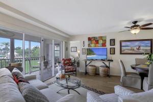 Island-style condo with pool, spa and steps to beach
