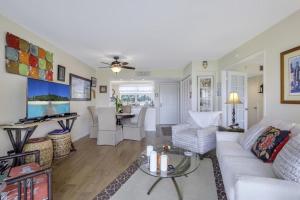 Island-style condo with pool, spa and steps to beach