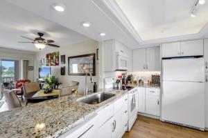 Island-style condo with pool, spa and steps to beach