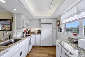 Island-style condo with pool, spa and steps to beach