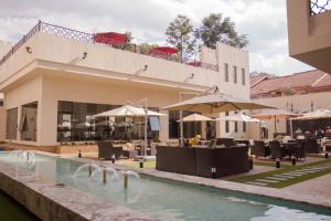 Charming cosy one bed condo with heated pool