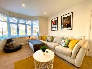 Spacious 3 Bedroom House - 5 Minutes to the nearest Beach! - Great Location - Garden - Parking - Fast WiFi - Smart TV - Newly decorated - sleeps up to 7! Close to Poole & Bournemouth & Sandbanks - Corfe Mullen