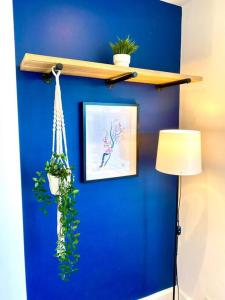 Spacious 3 Bedroom House - 5 Minutes to the nearest Beach! - Great Location - Garden - Parking - Fast WiFi - Smart TV - Newly decorated - sleeps up to 7! Close to Poole & Bournemouth & Sandbanks