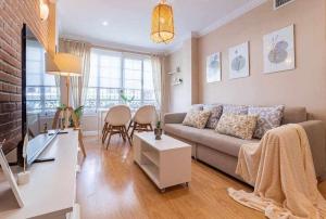 Estadio del Sevilla, 3 hab, 8 plazas y metro