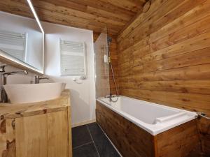 Villas Boost Your Immo Vars Eyssina Chalet 867 : photos des chambres