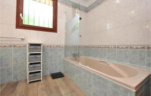 Maisons de vacances Amazing Home In Peymeinade With Outdoor Swimming Pool : photos des chambres