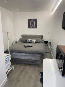 1 Bed Studio - Sleeps 2 - Smoking - Parking - Wifi
