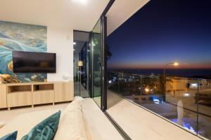 200m NEW A Villa with private, heated pool and amazing ocean view