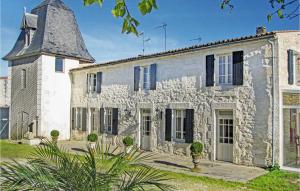 Maisons de vacances Beautiful Home In Beurlay With 2 Bedrooms, Wifi And Outdoor Swimming Pool : photos des chambres