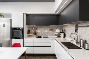 Pearl Pad - Stylish Seaside Duplex Apartment with HOT TUB - Sliema