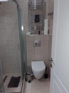 Renovated apartment with garden and parking space