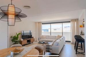 Spacious 3 Bedroom with 2 Terraces, pool, and walking distance to the beach