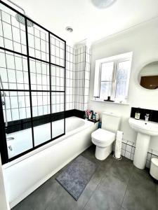 Family & pet friendly house + private garden