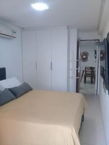 Flat com varanda beira-mar, apt 102