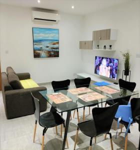 Bugibba Deluxe Penthouse with terrace & communal swimming pool