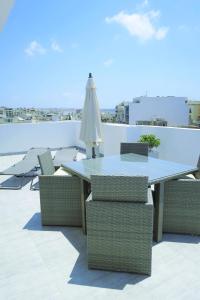Bugibba Deluxe Penthouse with terrace & communal swimming pool