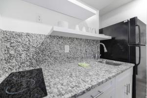 Peaceful Studio by the Beach with Parking - M25