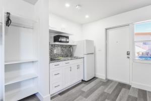 Spacious Oceanfront Studio with pool access - M27