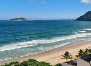 Cobertura Luxuosa, pe na areia - Exclusividade na Praia do Tombo, Guarujá, a Mais Premiada com Bandeira Azul no Brasil