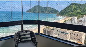 Cobertura Luxuosa, pe na areia - Exclusividade na Praia do Tombo, Guarujá, a Mais Premiada com Bandeira Azul no Brasil