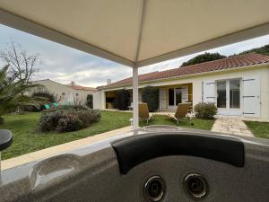 Maisons de vacances Grande Maison Familiale avec SPA, Plage a Proximite, Jardin et Parking - 10 Couchages - FR-1-246A-153 : photos des chambres