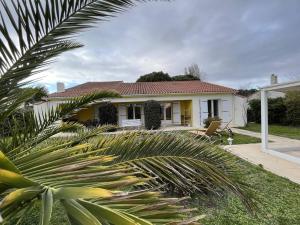 Maisons de vacances Grande Maison Familiale avec SPA, Plage a Proximite, Jardin et Parking - 10 Couchages - FR-1-246A-153 : Maison de Vacances