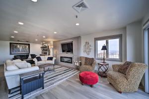 Balcony & Lake View: Modern Condo in Monkey Island
