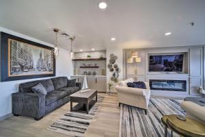 Balcony & Lake View: Modern Condo in Monkey Island