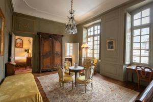 B&B / Chambres d'hotes L'Hotel de Panette, Un exceptionnel chateau en ville - Chambres et suites historiques, parking - Petit Dejeuner offert : photos des chambres