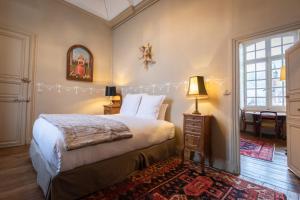 B&B / Chambres d'hotes L'Hotel de Panette, Un exceptionnel chateau en ville - Chambres et suites historiques, parking - Petit Dejeuner offert : photos des chambres